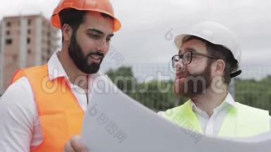 在建筑工地或高层建筑工地与建筑师微笑男建筑工程师讨论